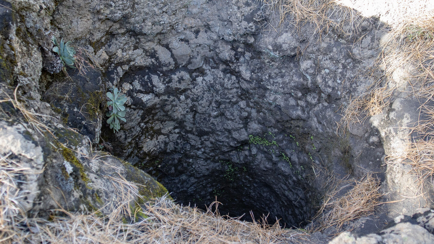 Höhle am Wanderweg zum Nambroque