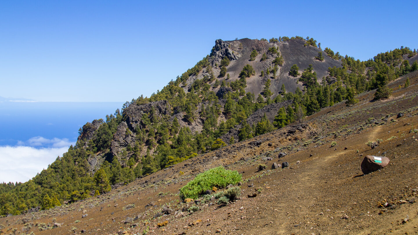 Wanderpfad durch Lavagrus mit Blick auf den Pico Nambroque