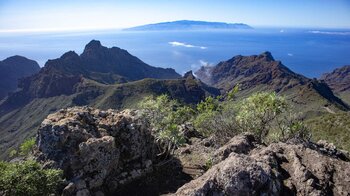 Panorama über die Berge und Schluchten des Teno-Gebirges mit La Gomera