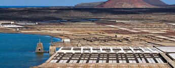 die Salinas de Janubio auf Lanzarote mit dem Montaña Bermeja im Hintergrund