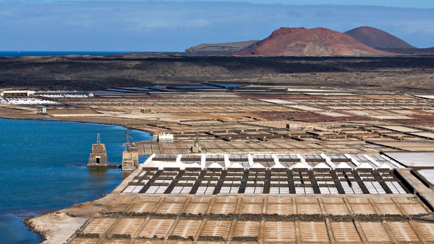 die Salinas de Janubio auf Lanzarote mit dem Montaña Bermeja im Hintergrund