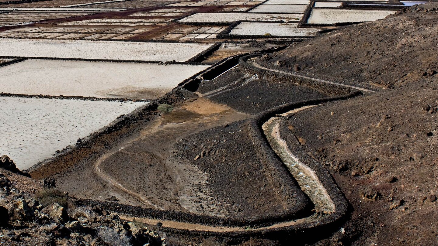 Wasserkanäle am Rande der Salinas de Janubio auf Lanzarote