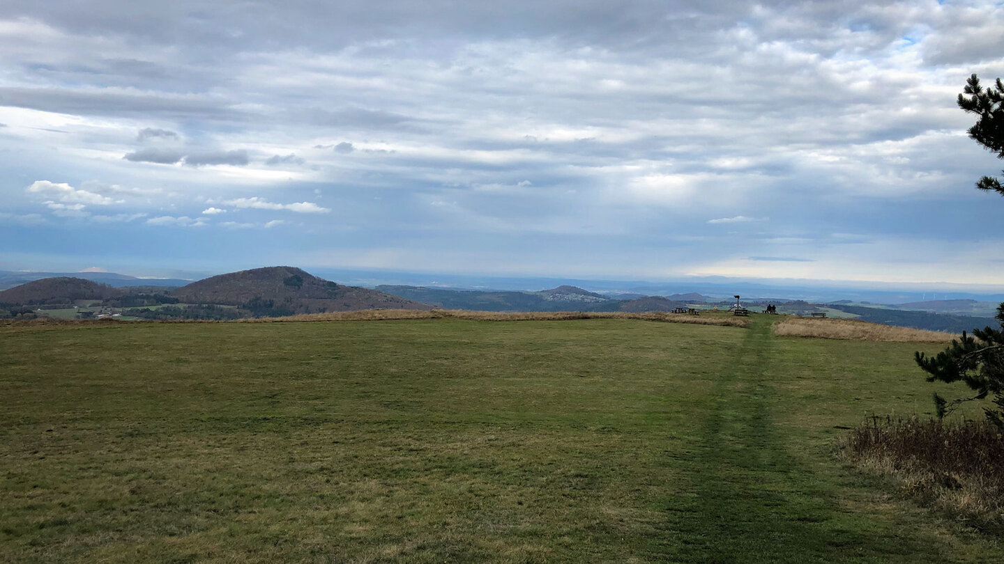 Fernsicht auf dem Simmelsberg mit der Kleinen und der Großen Nalle