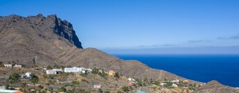 Blick über die Häuser zum Atlantik in Alojera auf La Gomera