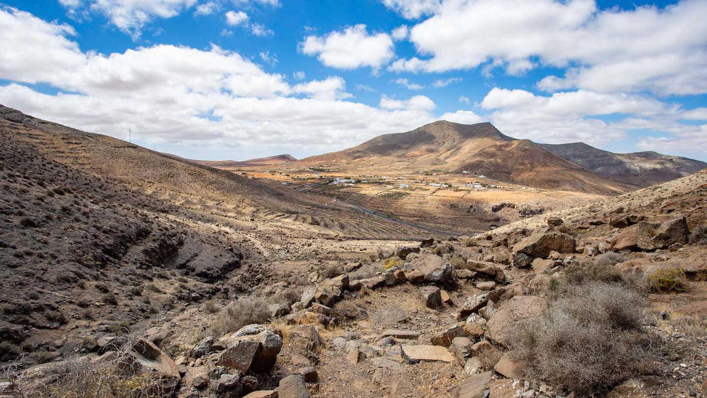 Blick über den Felspfad auf die Ortschaft La Matilla und das Massiv des Aceitunal