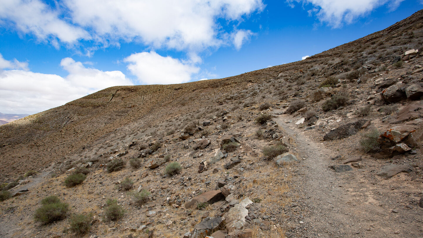 Wanderpfad entlang der Bergflanke des Muda