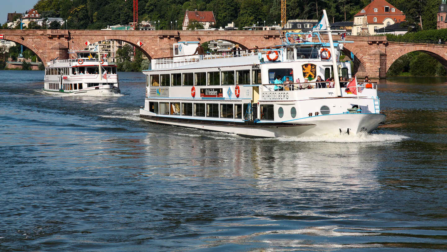 die Weiße Flotte an der Alten Brücke in Heidelberg Weiße Flotte an der Alten Brücke in Heidelberg