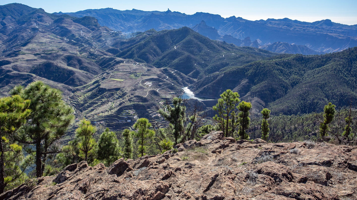 Blick über die Stauseen zu den Gipfeln des Roque Bentayga und Roque Nublo