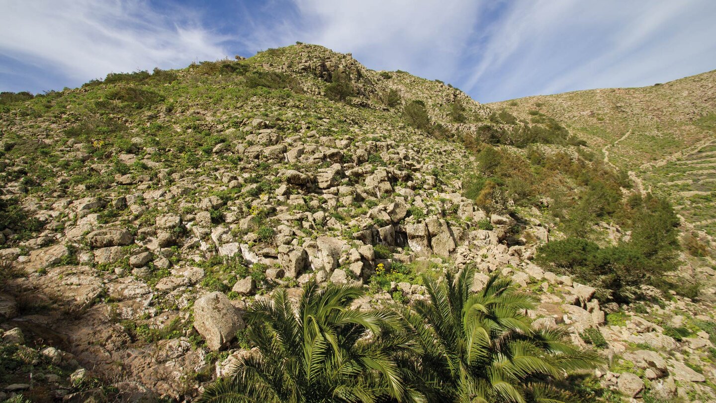 Basaltformationen säumen die Wanderroute nach Haría