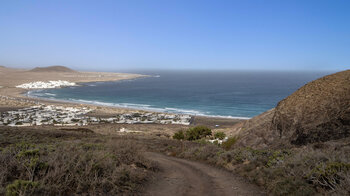 Ausblick auf die Bungalowsiedlung und Caleta de la Famara