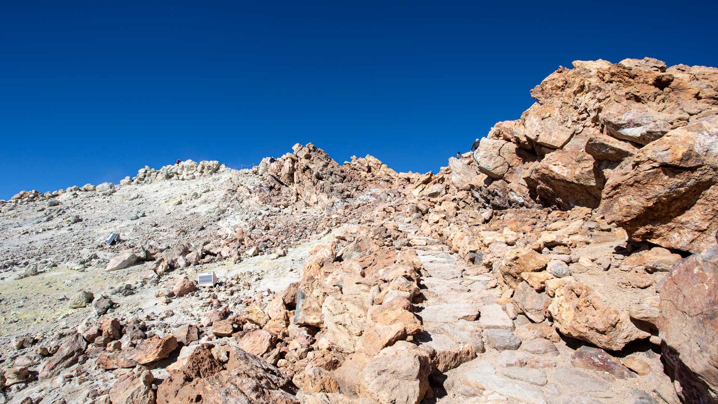 gepflasterter Wanderweg durch den Gipfelkrater des Pico del Teide