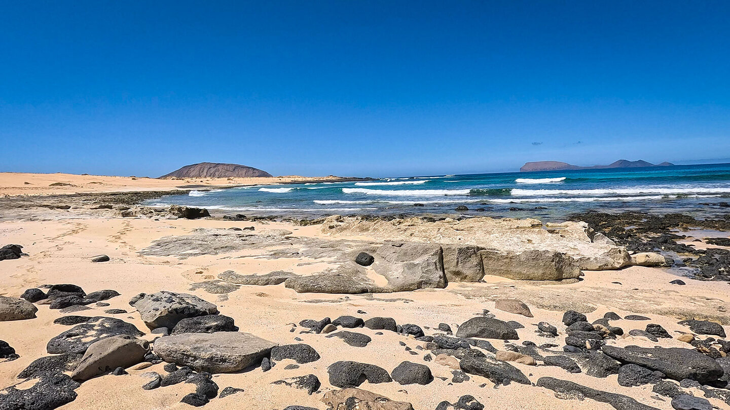 die Nachbarinseln Montaña Clara und Alegranza sind vom Strand Playa del Ámbar aus zu sehen Montaña Clara und Alegranza vom Strand Playa del Ámbar