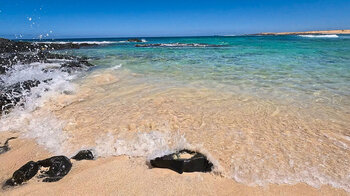 Wellen am Strand Playa del Ámbar auf La Graciosa