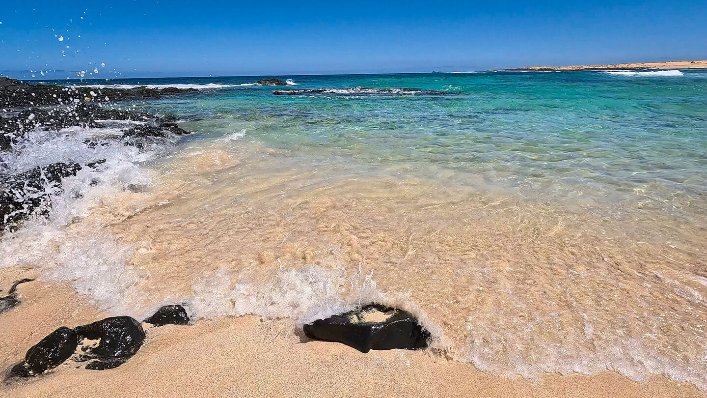 brandende Wellen am Strand Playa del Ámbar auf La Graciosa Wellen am Strand Playa del Ámbar auf La Graciosa