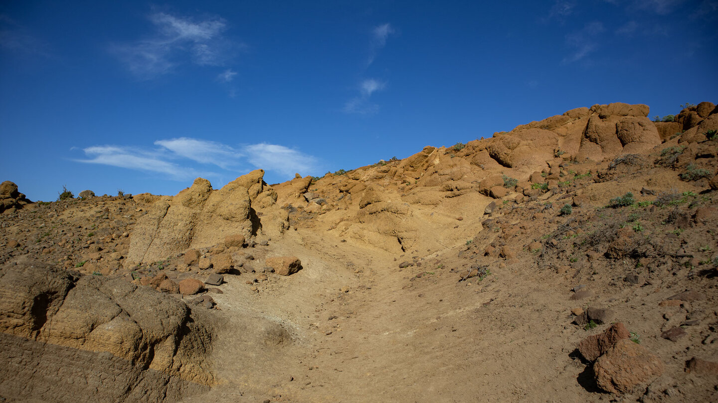 Wanderweg durch Tuffstein am Puerto Malo