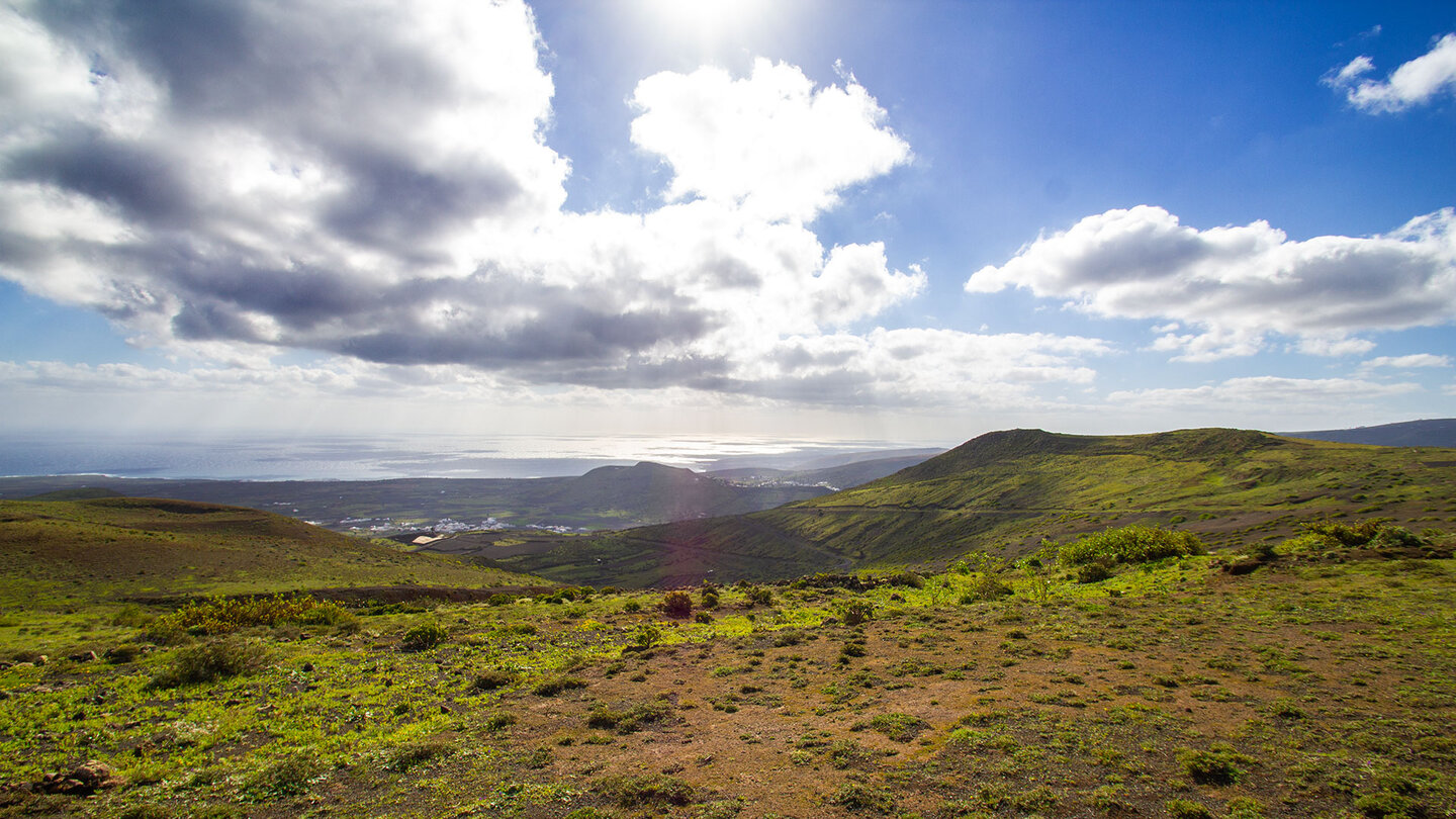Ausblick auf die Wanderroute nach Máguez und weiter bis zur Küste Wanderroute nach Máguez und Küstenblick