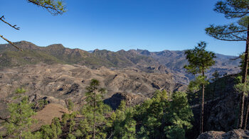 Blick entlang der Wanderung zum Montaña de Tauro bis zum Roque Nublo