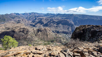 faszinierender Blick über die Bergkämme und Schluchten Gran Canarias