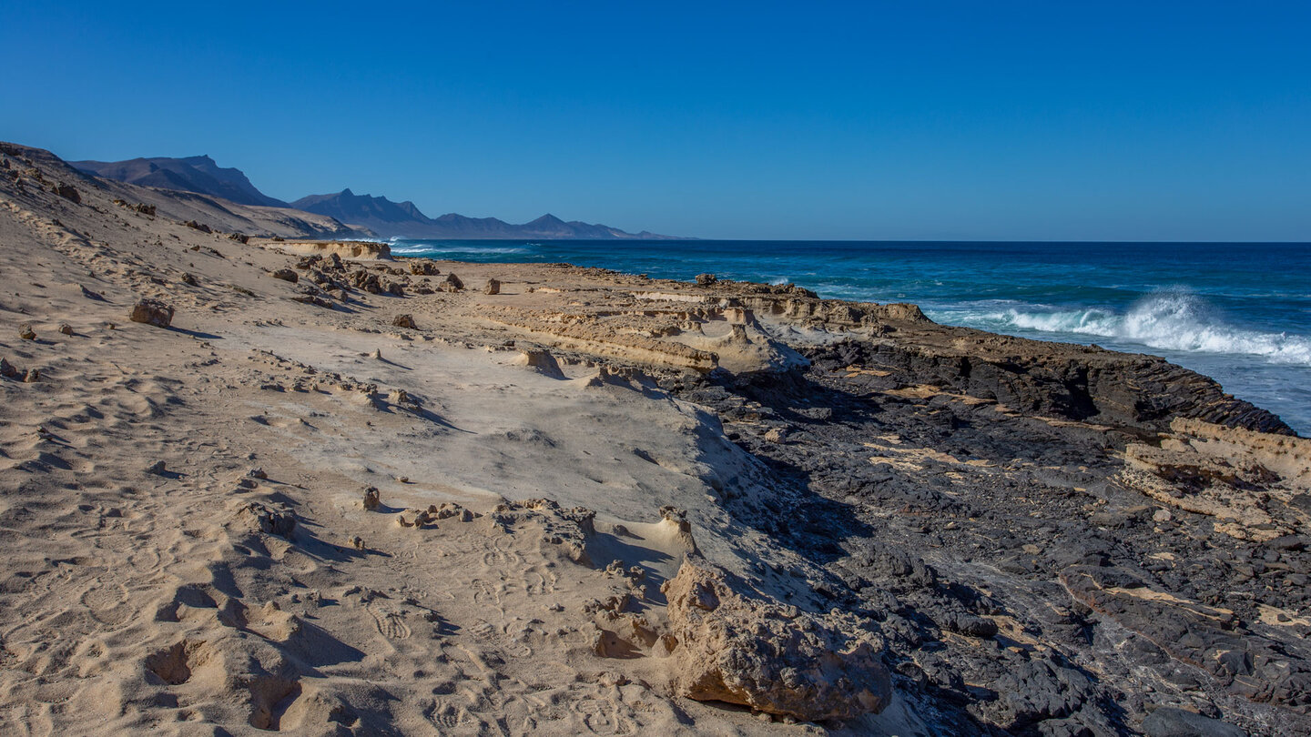 Blick zum Jandía-Massiv entlang der wilden Atlantikküste bei Agua Tres Piedras Blick zum Jandía-Massiv entlang der wilden Atlantikküste bei Agua Tres Piedras