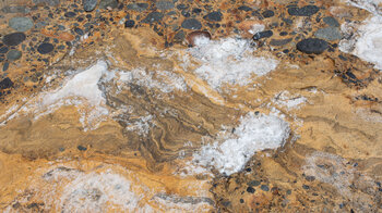 Salzablagerungen auf Sedimentgestein