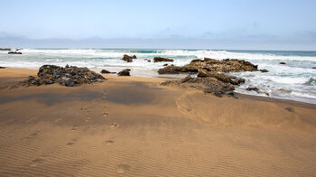 brandende Wellen am Strand Playa de la Solapa