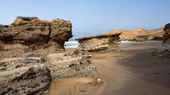 beeindruckende Felsblöcke aus Sedimentgestein am Solapa-Strand