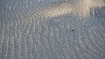 schwarz und grau gemaserter Sand an der Playa de la Solapa