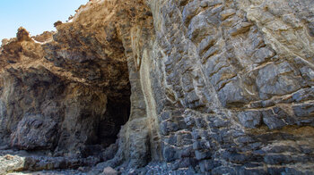 Öffnung einer Höhle in der Steilküste bei Ebbe