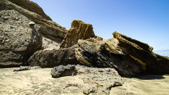 die Felsblöcke sind Überreste einer abgestürzten Küstenplattform