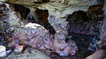 unter Berücksichtigung der Gezeiten kann man einen Blick in die Meeresgrotte werfen.