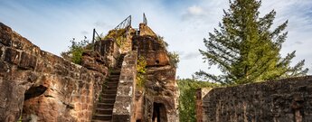 Treppe aufs Felsplateau der Burg Blumenstein