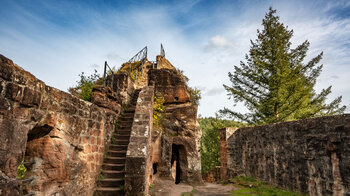 Treppe aufs Felsplateau der Burg Blumenstein