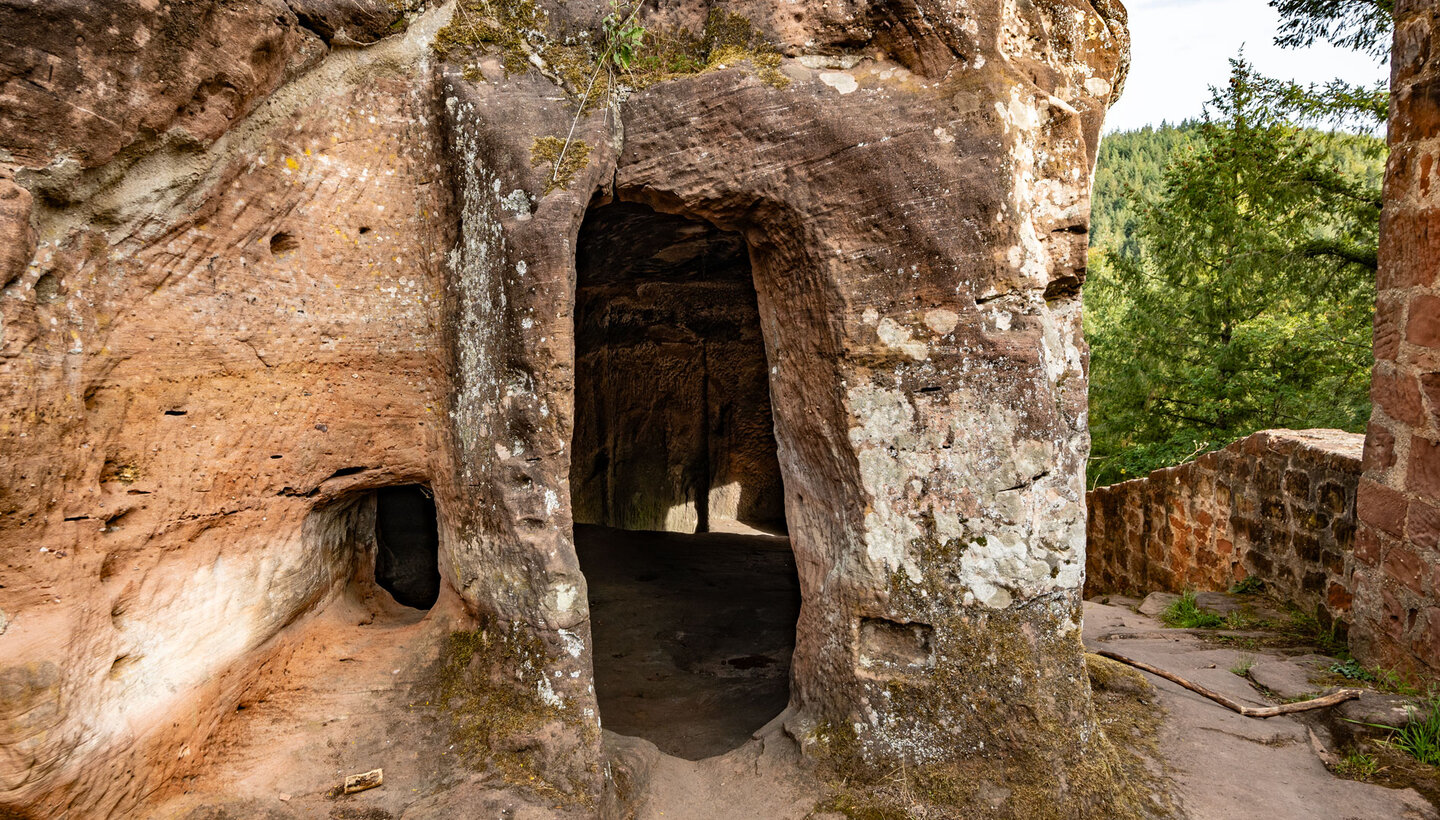 Kammer im Burgfels der Ruine Blumenstein