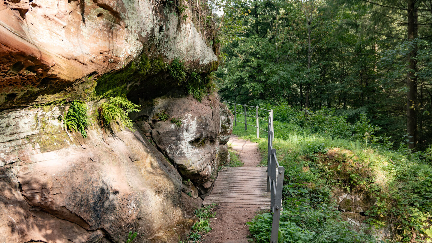 Weg entlang des Burgfels der Ruine Blumenstein