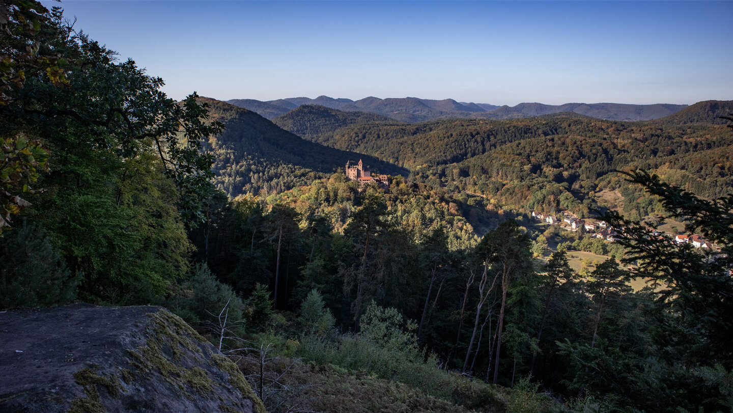 Blick vom Schniddelfelsen auf Burg Berwartstein im Dahner Felsenland