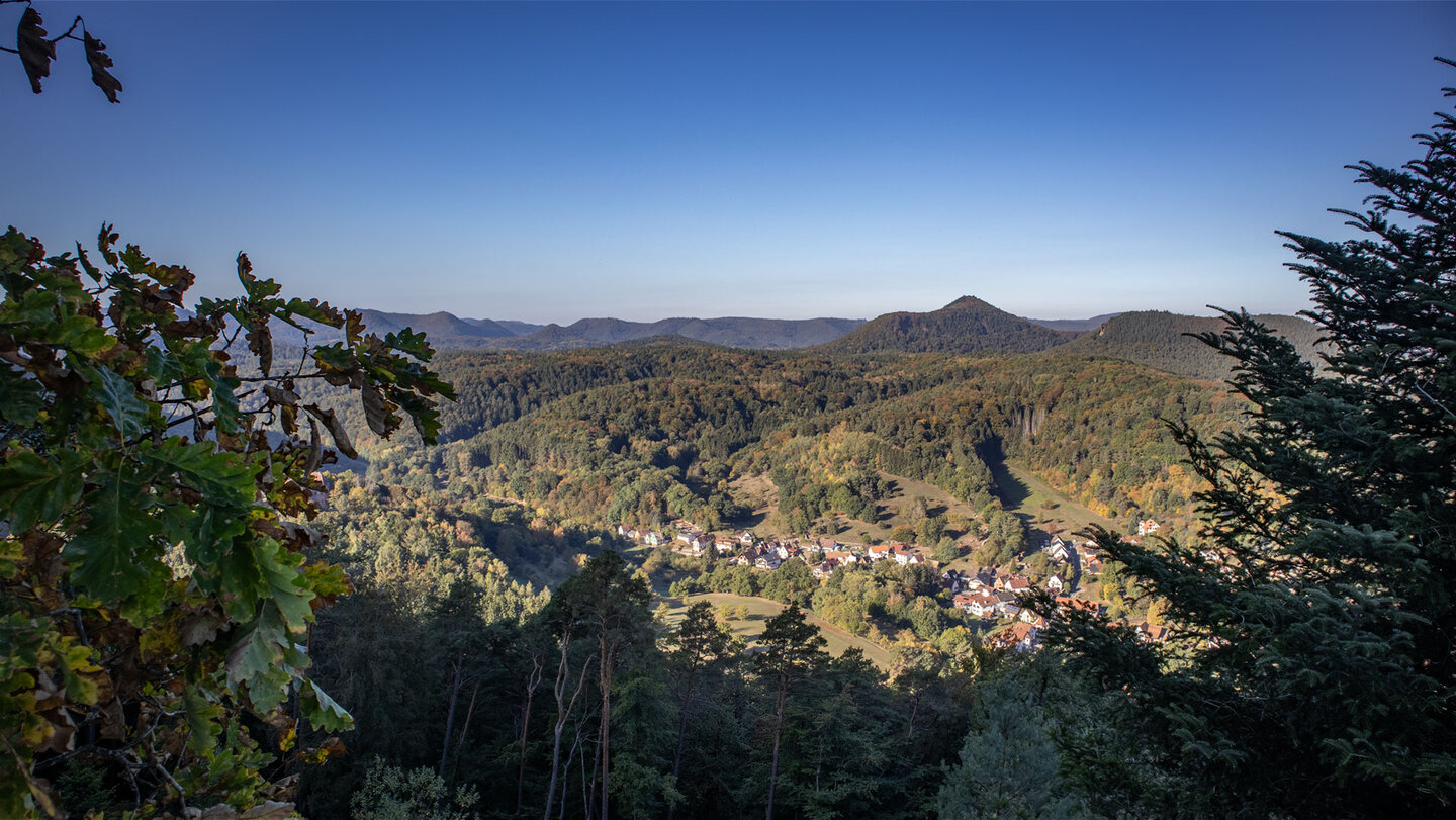 Weites Herbstpanorama über Erlenbach und das Dahner Felsenland