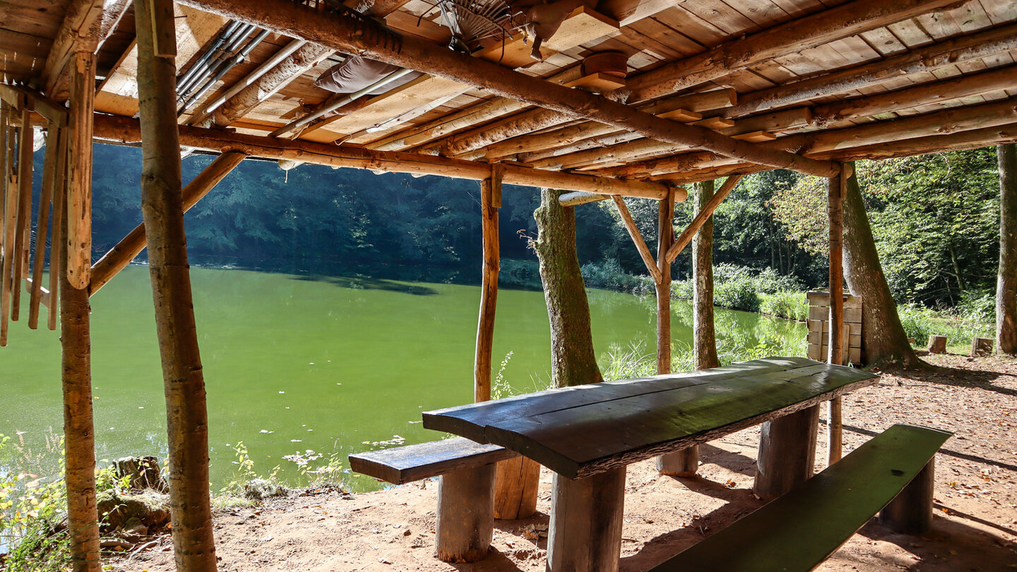 Idyllischer Rastplatz am Weiher im Portzbachtal, Dahner Felsenland