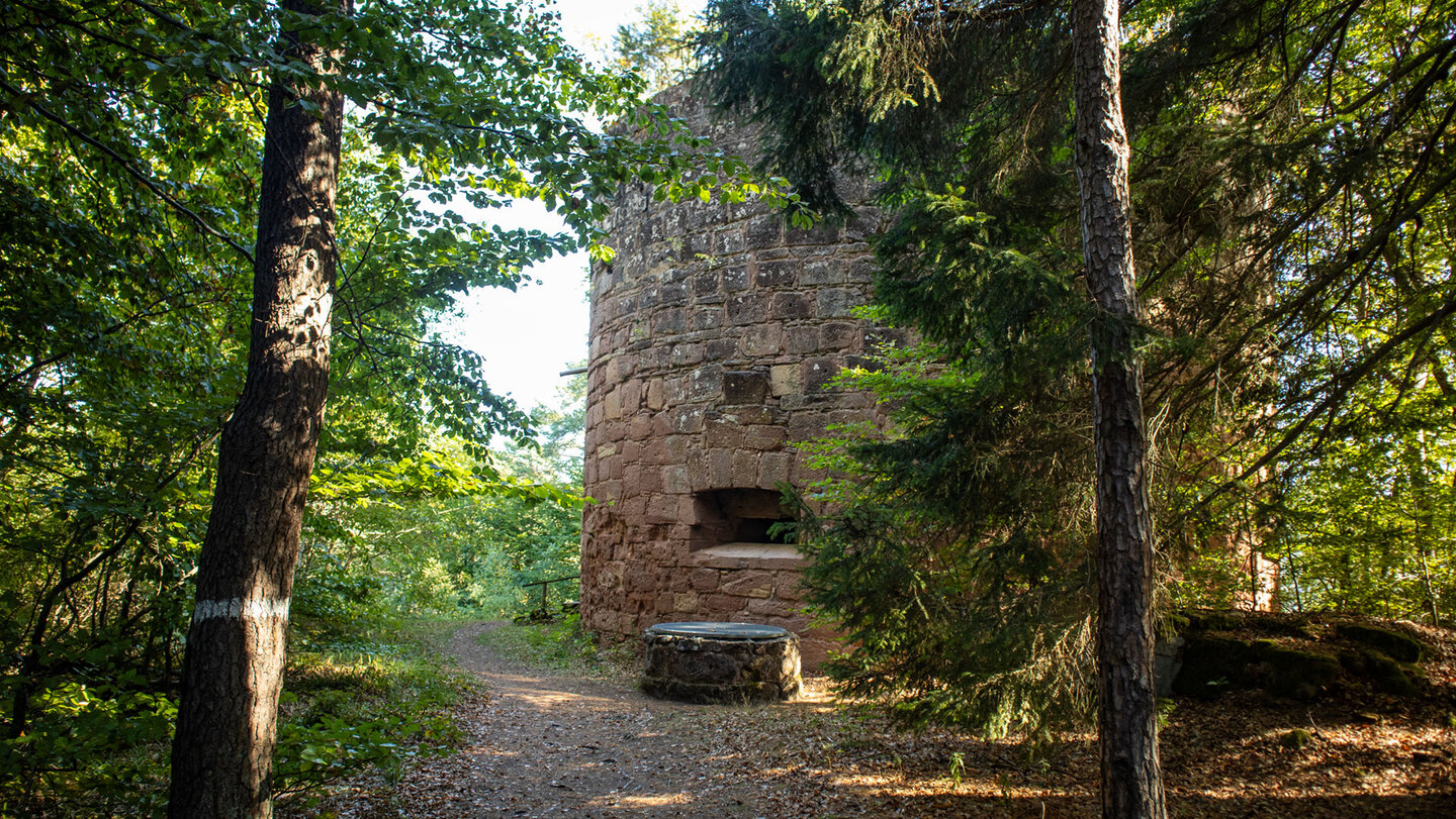 Historischer Rundturm Kleinfrankreich an der Berwartstein-Wanderung