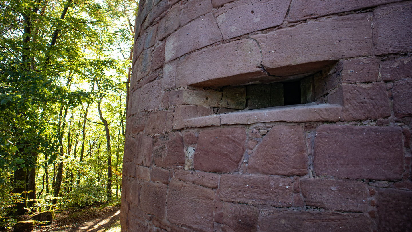 Historisches Buntsandstein-Mauerwerk mit Schießscharte, Wehrturm Kleinfrankreich