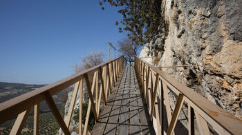 Brücke in den Parque periurbano de Zuheros