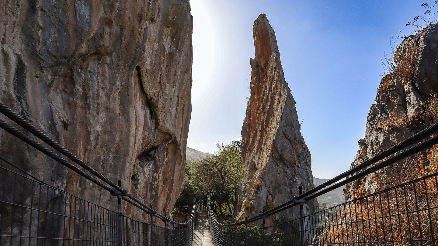 Hängebrücke am Rundweg durch Zuheros