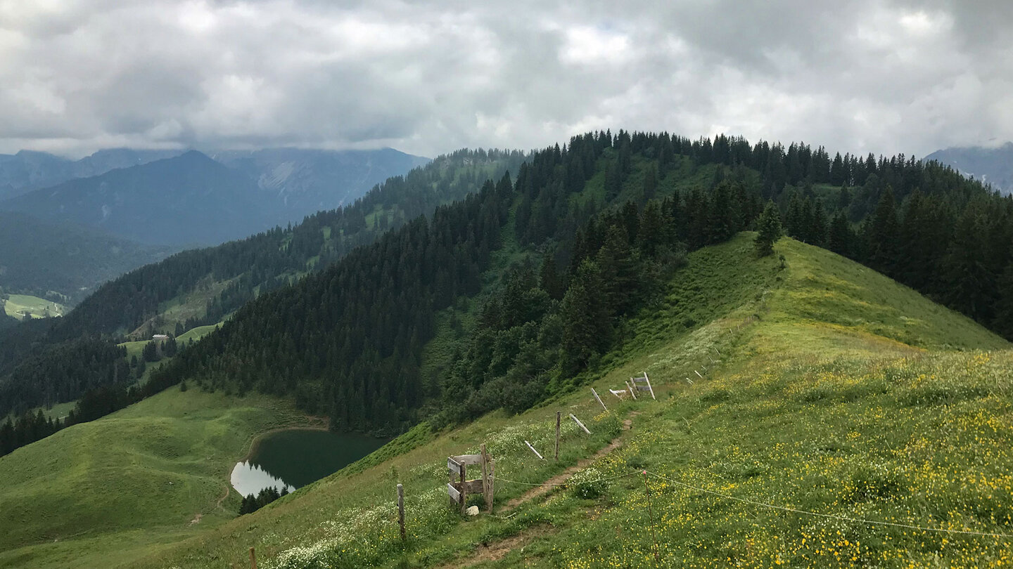 Blick vom Rotkopf über den Bergpfad hinunter zum Grün See