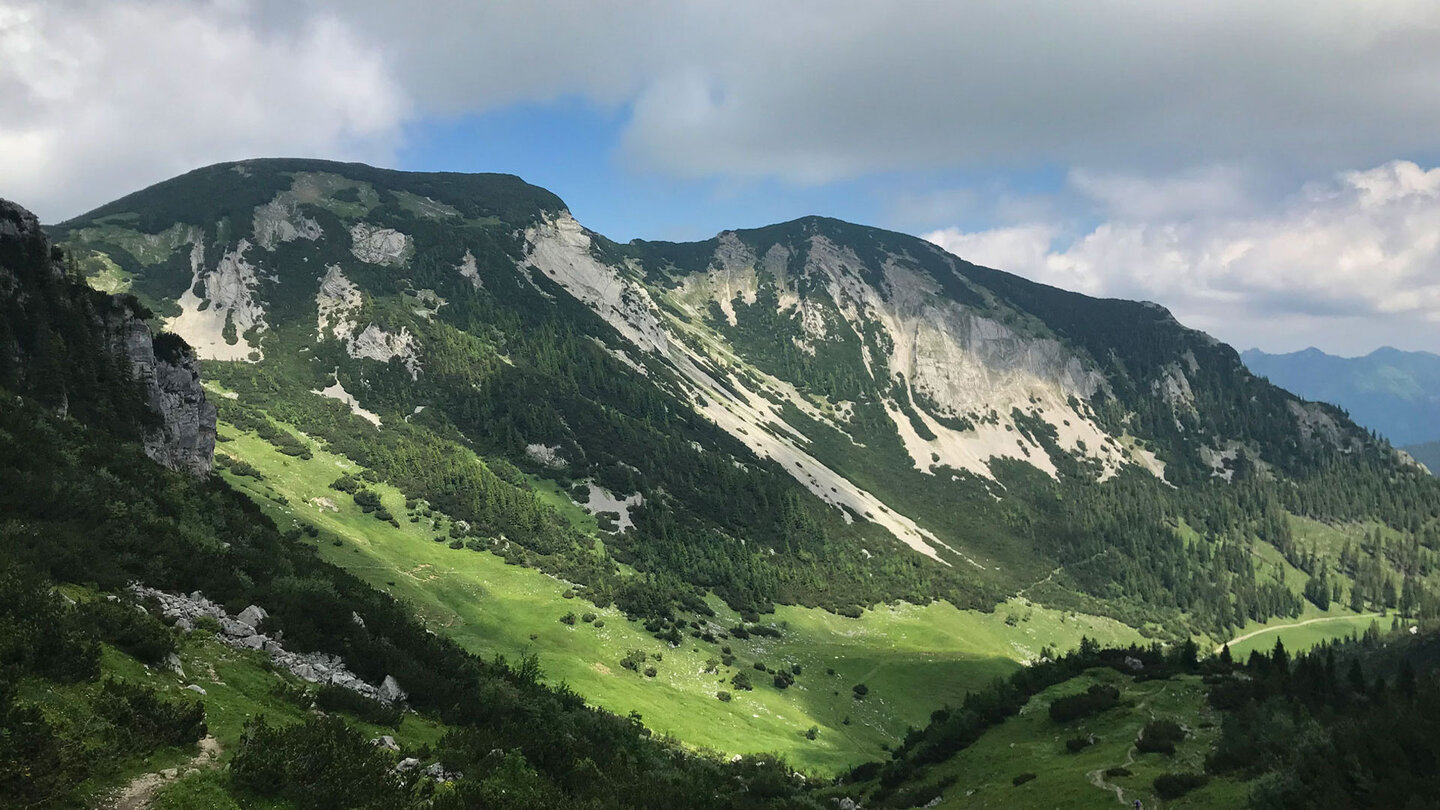 von der Kümpfelscharte blickt man bis hin zum Hochmiesing