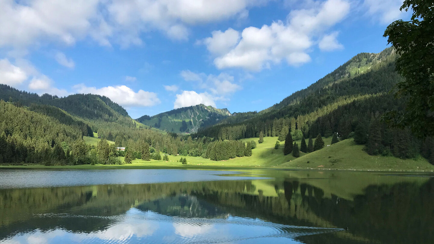 Blick zurück im Tal über den Spitzingsee