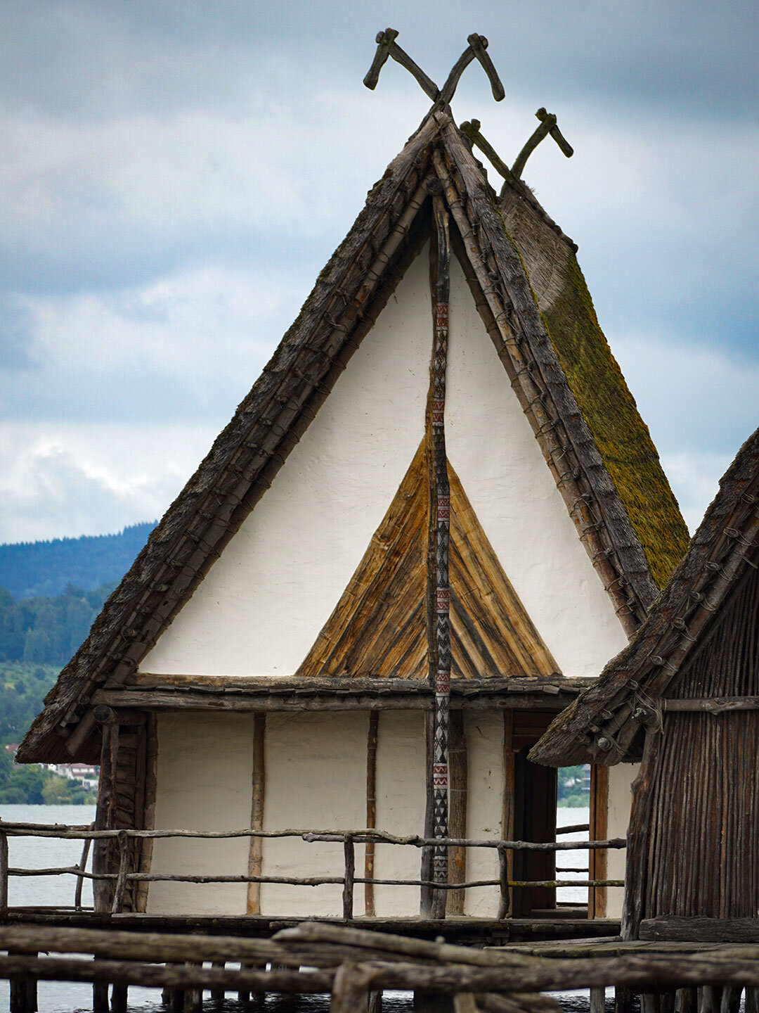 Blick auf ein Haus mit Giebelverzierungen im Pfahlbaumuseum Unteruhldingen