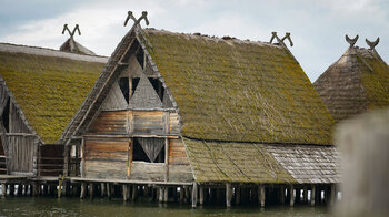 Blick auf die Pfahlbauten im Pfahlbaumuseum