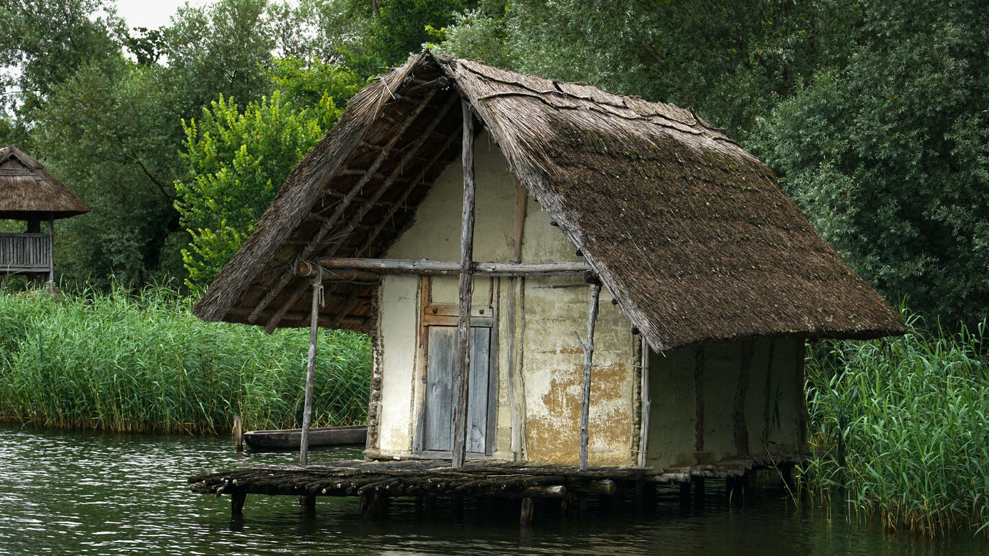 einzelnes Haus im Pfahlbaumuseum Unteruhldingen