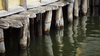 wie auf Stelzen stehen die Pfahlbauten im Wasser