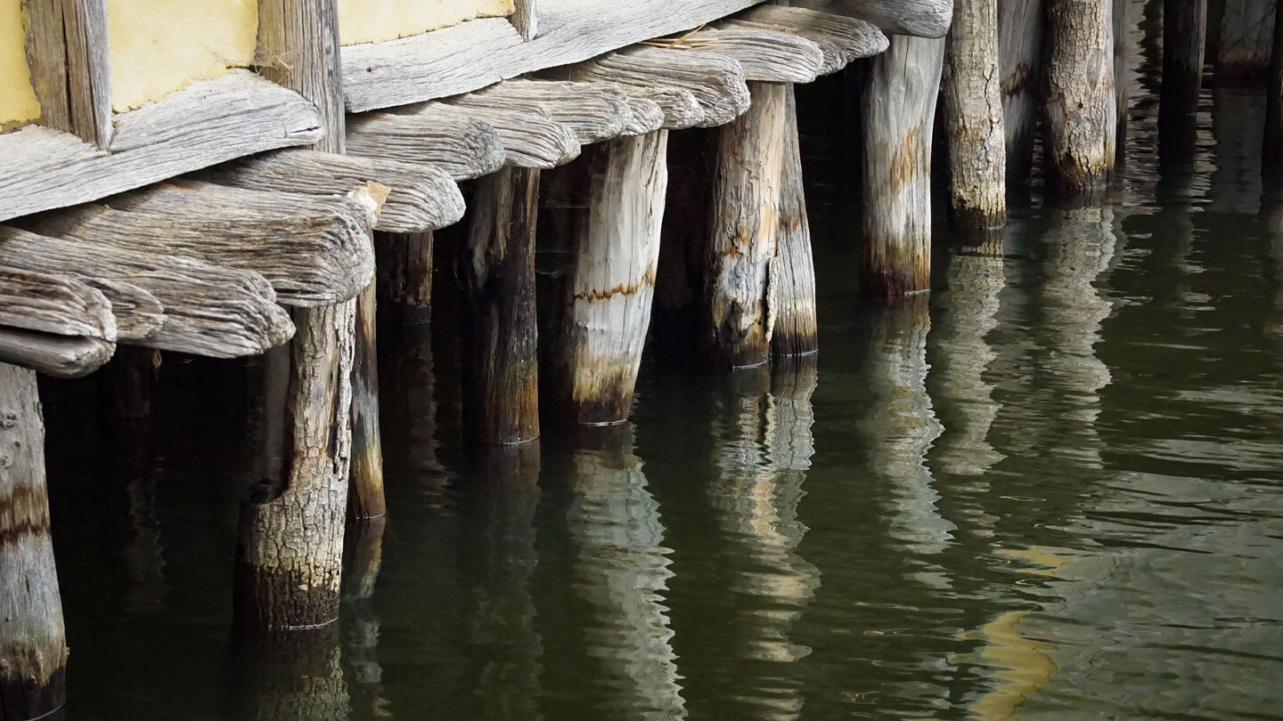 wie auf Stelzen stehen die Pfahlbauten im Wasser