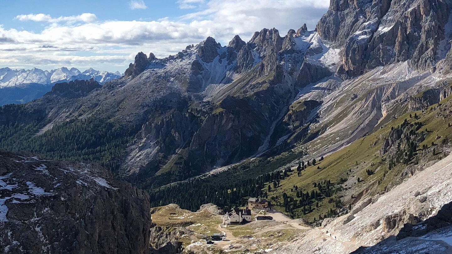 Panorama Blick - Refugio Vajolet mit der Preusshütte im Rosengarten Bergpanorama mit Refugio Vajolet und Preusshütte - Rosengarten